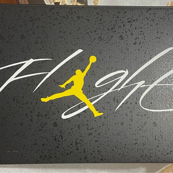 Air Jordan 4 Retro 'Thunder' 2023 - Picture 3 of 6